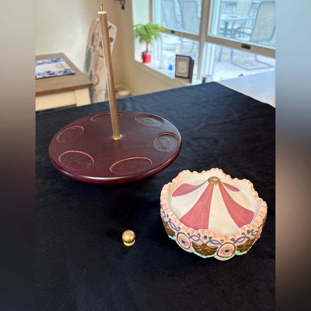 🔥🔥🔥Scarborough Fair Porcelain Carousel With 6 Gold Gilded Horse Figurines - Picture 11 of 13